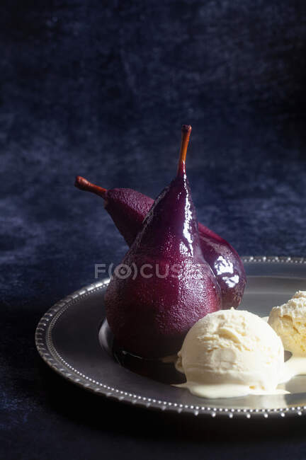 Червоні винні груші з ванільним морозивом — стокове фото