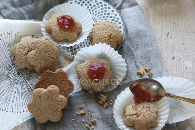 Gluten-free biscuits with a dab of raspberry jam — Stock Photo