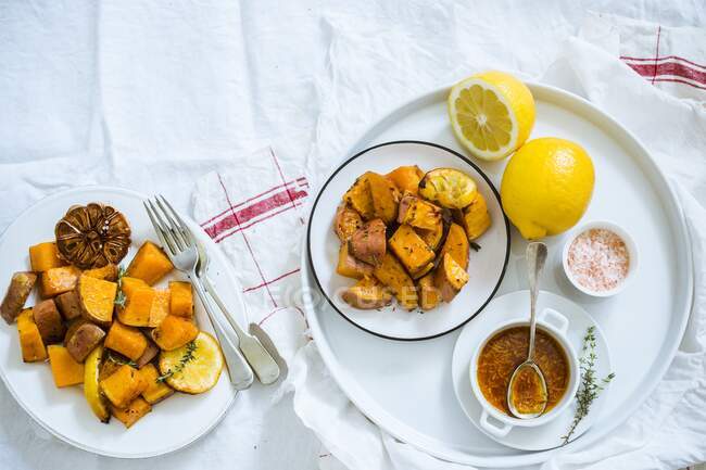 Смажена солодка картопля з лимонним соусом — стокове фото