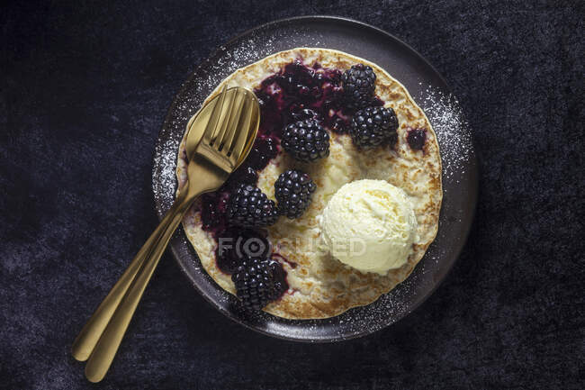 Pancakes with vanilla ice cream and blackberries — Stock Photo