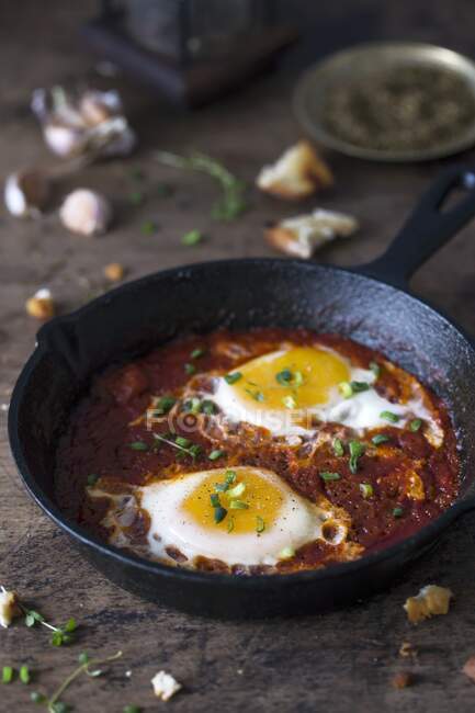 Shakshuka: huevos escalfados en salsa de tomate y pimienta - foto de stock
