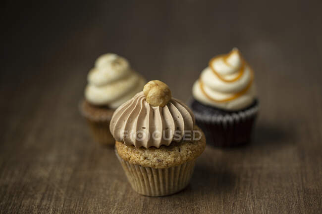 Selezione di cupcake con noci, caramello e panna al caffè — Foto stock