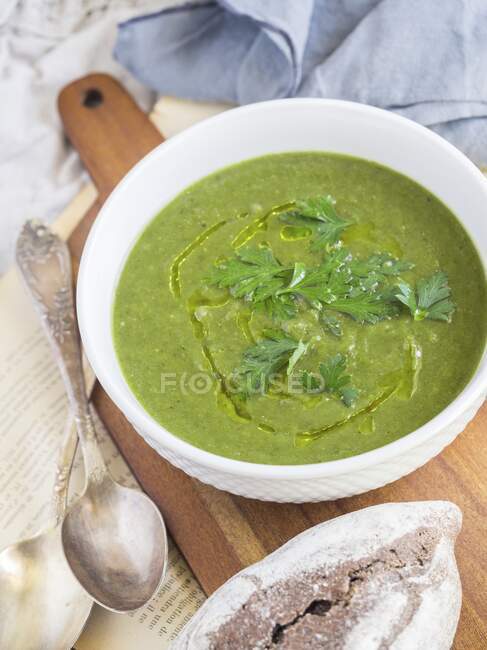 Green vegetable cream soup — Stock Photo