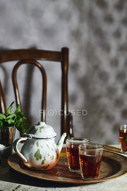 Cérémonie du thé avec théière et fleurs sur table en bois — Photo de stock