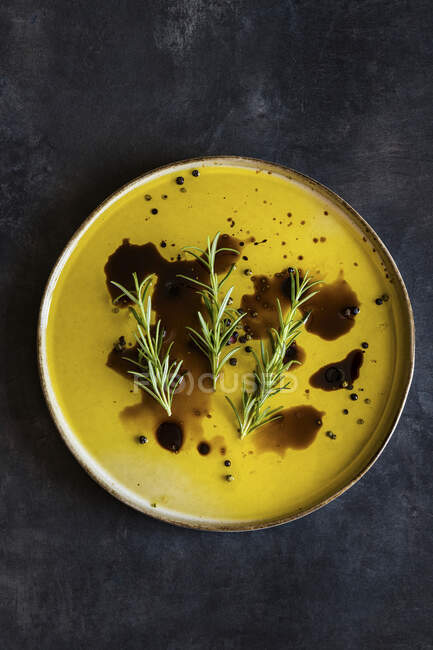 Оливковое масло и бальзамический уксус или соус с розовой солью и розмарином — стоковое фото
