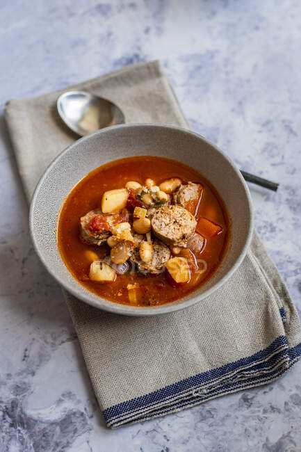 Hausgemachte Minestrone-Suppe mit italienischer Wurst — Stockfoto