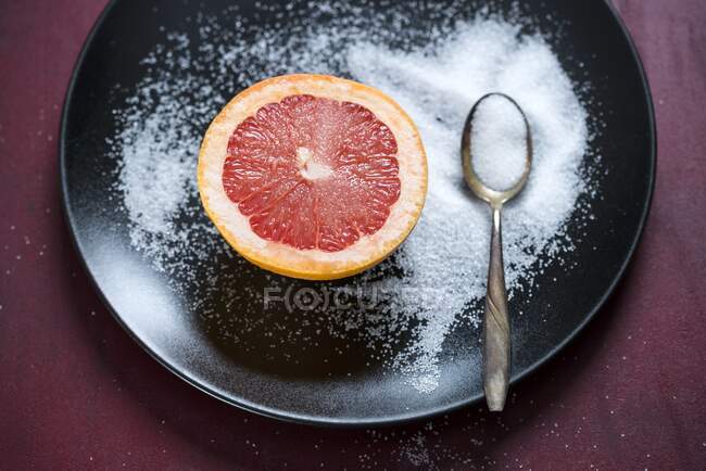 Розовый грейпфрут с сахаром — стоковое фото