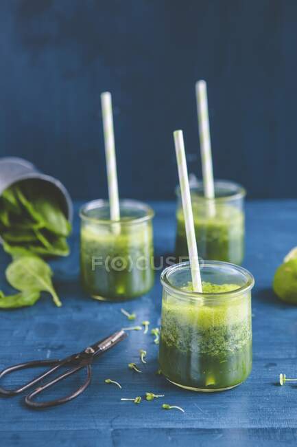 Grüne Smoothies mit Spinat, Limette und Kresse — Stockfoto