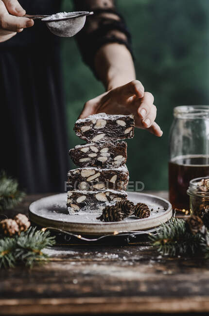 Gâteau Panforte di siena aux noix et raisins, miel et noix saupoudrés de sucre en poudre — Photo de stock