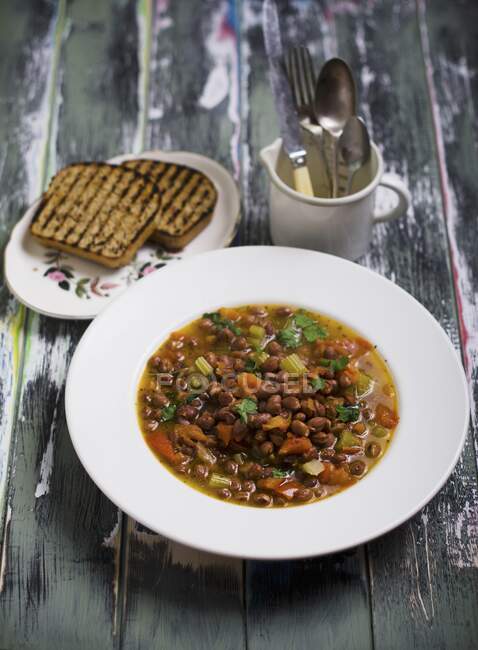 A mixed bean dish with toasted bread — Photo de stock