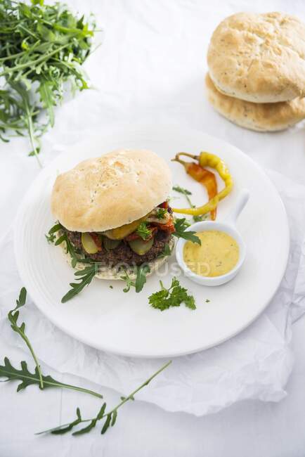 Vegane Burger mit Chia-Brötchen und Bohnenpatty — Stockfoto