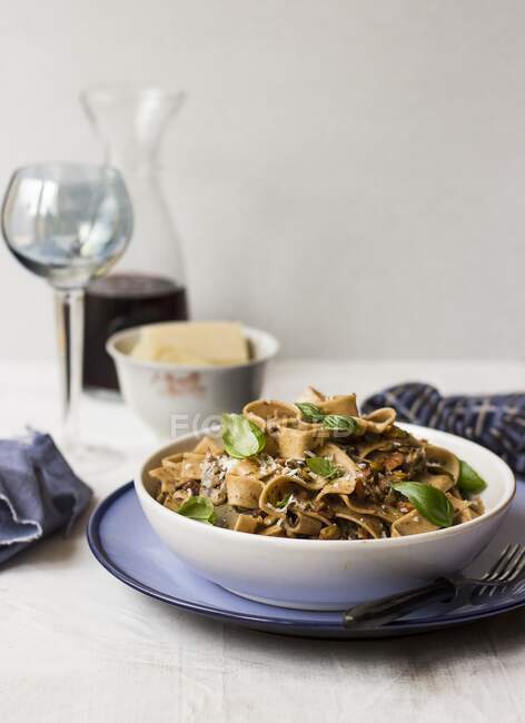 Tagliatelle with vegetarian bolognese made of mushrooms and lentils, with Parmesan, fresh basil, and red wine — Stock Photo