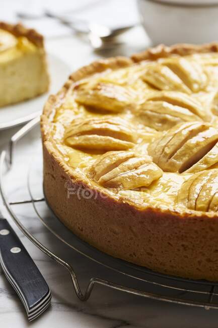 Tarta de manzana y crema agria, primer plano - foto de stock