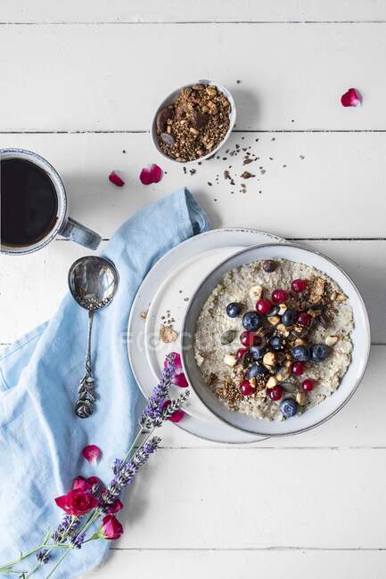 Mingau de quinoa com bagas frescas e xícara de café — Fotografia de Stock