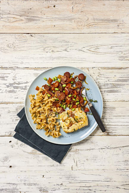 Chorizo gebratener Kabeljau mit Pasta — Stockfoto
