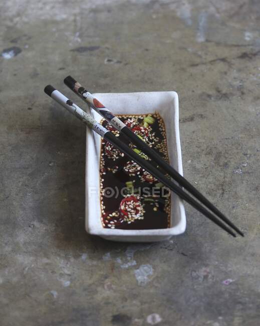 Salsa di soia con peperoncini e semi di sesamo in ciotola rettangolare — Foto stock