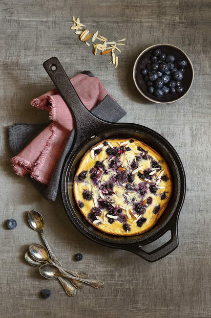 Dutch baby pancake in pan — Stock Photo