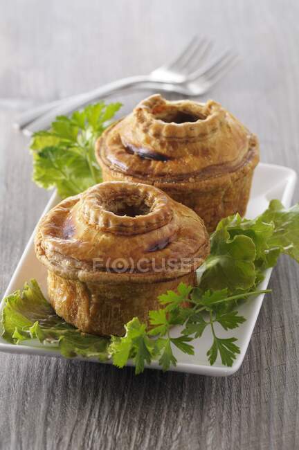 Small pies with a salad garnish — Stock Photo