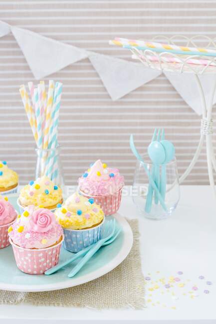 Cupcakes para una fiesta o cumpleaños - foto de stock