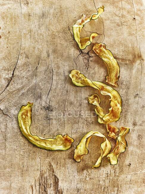 Tiras de calabacín fritas sobre fondo de madera - foto de stock