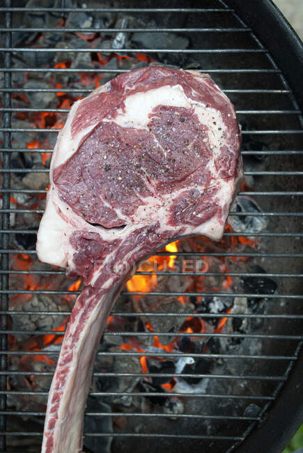Tomahawk-Steak auf Holzkohlegrill — Stockfoto