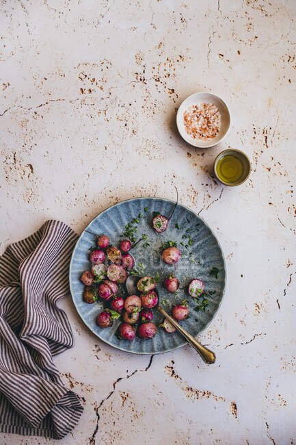Gebratene Radieschen mit rosa Salz und Olivenöl — Stockfoto