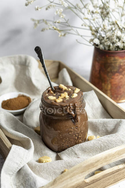 Tartinade de noisettes au chocolat sans gluten végétalien maison avec cannelle et biscuits sur un plateau en bois — Photo de stock