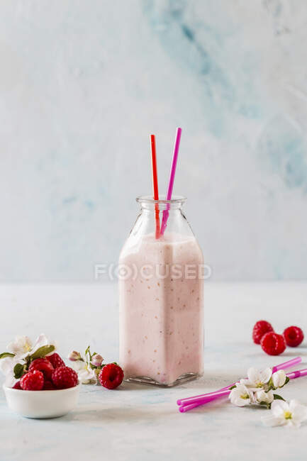 Raspberry and yoghurt smoothie — Stock Photo