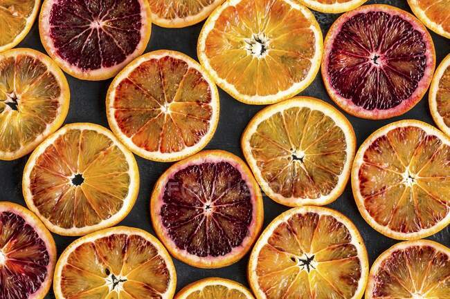 Blood orange slices (full frame, seen from above) — Stock Photo