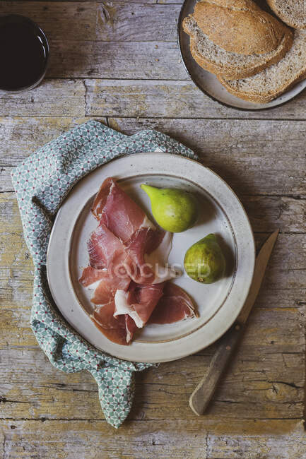 Plate of figs and prosciutto — Stock Photo