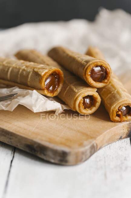 Primer plano de deliciosos rollos de waffle llenos de chocolate - foto de stock