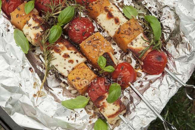 Spiedini di verdure alla griglia con zucca, pomodoro, feta ed erbe aromatiche — Foto stock