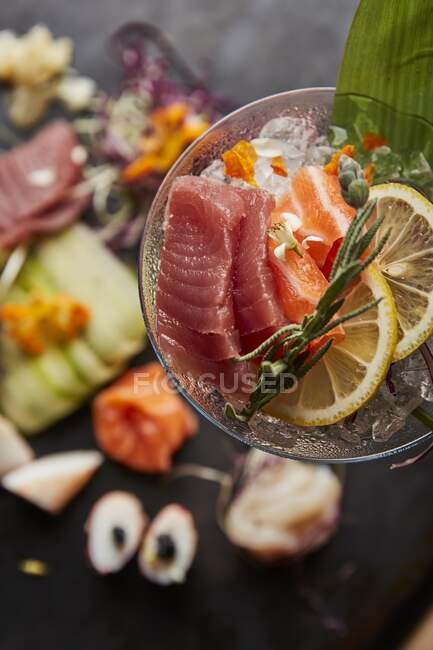 Saumon et thon sashimi — Photo de stock