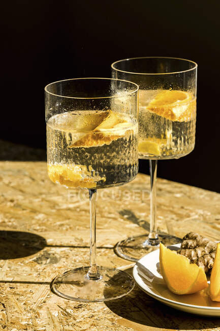 Bicchieri di cocktail all'arancia e zenzero alla luce del sole — Foto stock
