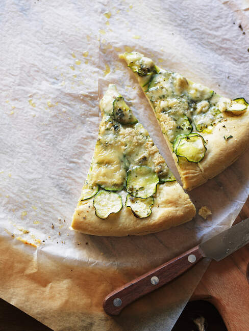 Two pieces of pizza with zucchini and cheese — Photo de stock