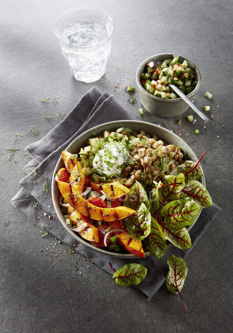 Gemüseschale mit Linsen, Salatblättern und Kürbis — Stockfoto