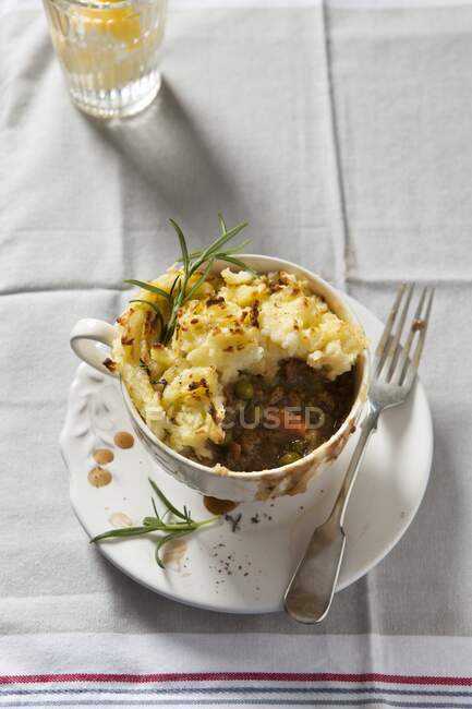 Tarte de berger avec purée de pommes de terre servie dans une tasse vintage — Photo de stock