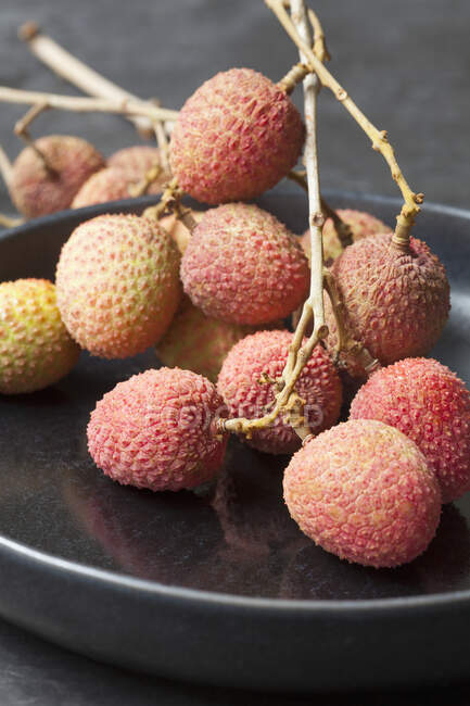 Frutta fresca di litchi su fondo di legno — Foto stock