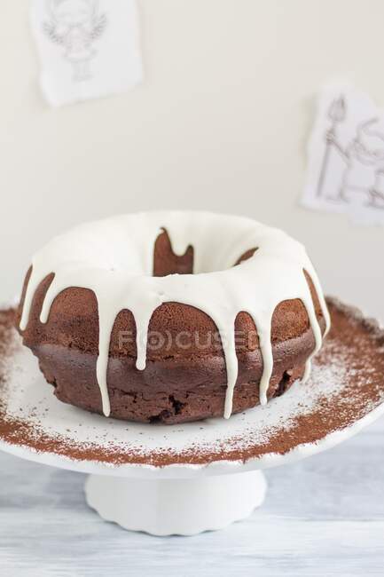 A devil's food gugelhupf with icing — Stock Photo