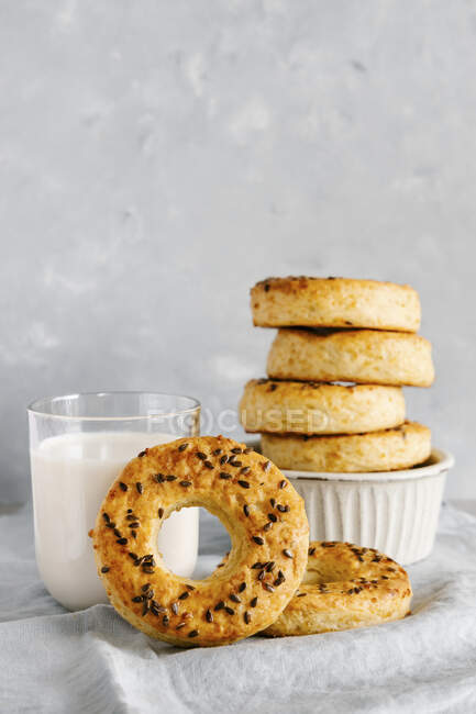 Cottage cheese and cheese bagels with flax seeds and milk — Stock Photo