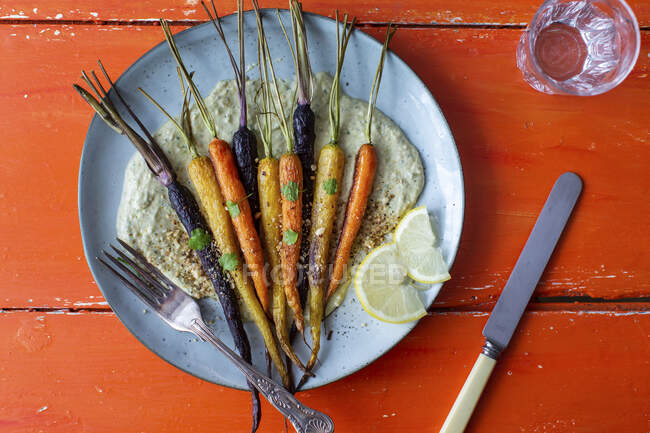 Zanahorias asadas en salsa de hierbas - foto de stock