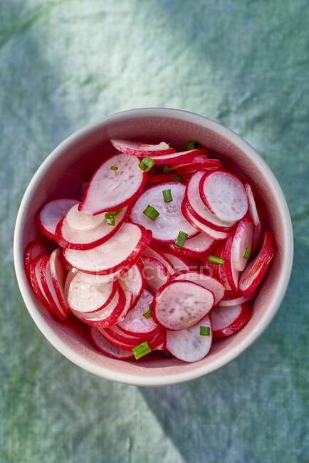 Salade de radis à la ciboulette hachée — Photo de stock