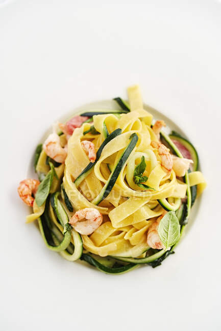 Homemade tagliatelle with prawns and vegetables, top view — Stock Photo