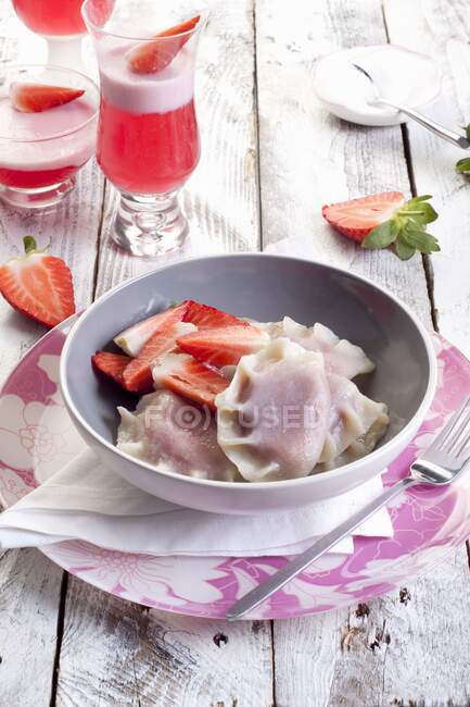Sweet ravioli with strawberries — Stock Photo