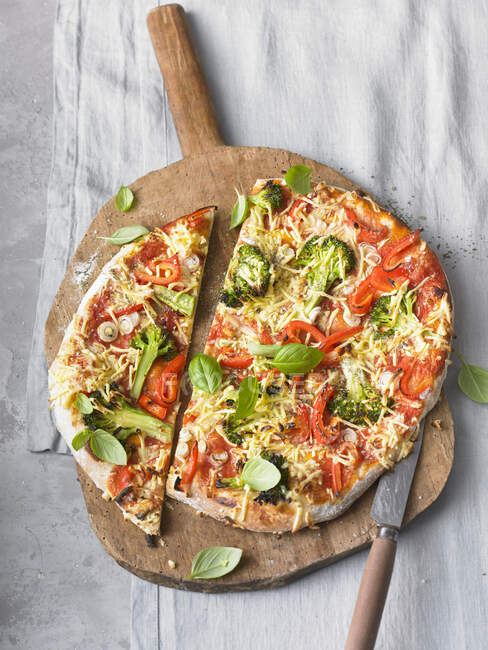 Pizza con pimentón, brócoli y albahaca - foto de stock