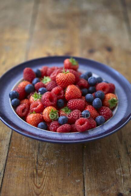 Bol de baies fraîches, bleuets, fraises, framboises — Photo de stock