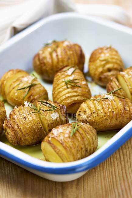 Roasted sliced potatoes with salt and rosemary — Stock Photo