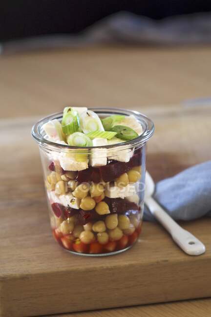 Salade de pois chiches aux betteraves, feta et oignons de printemps en verre — Photo de stock