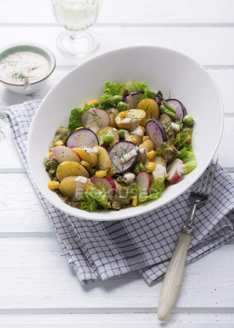Kartoffelsalat mit Radieschen, Salat und veganem Joghurt-Dressing — Stockfoto