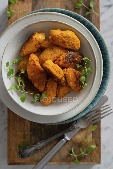 Gegrillte Chicken Wings mit Sauce und Tomate — Stockfoto